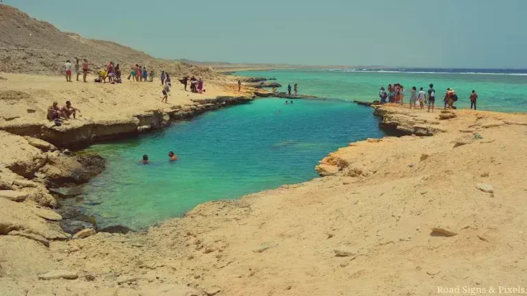 Meteoritové jezero – Nebeská díra, která se stala pozemským rájem u Marsa Alam